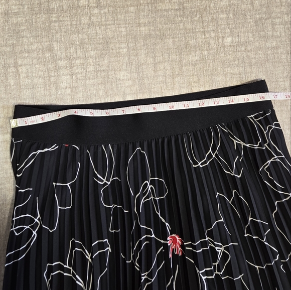 Black and White Alfani Pleated Floral Skirt Size 0X - Picture 4 of 8